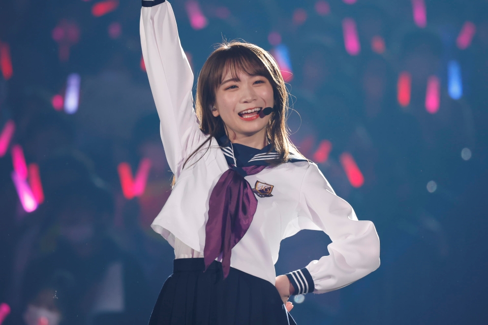 卒業コンサートでパフォーマンスする秋元真夏