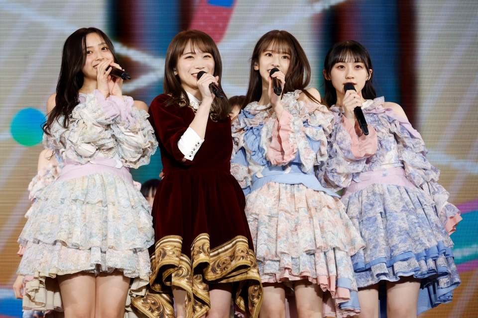 卒業コンサートで5期生と歌う秋元真夏（左から2人目）。左から井上和、1人おいて菅原咲月、川■（■は崎の大が立の下の横棒なし）桜