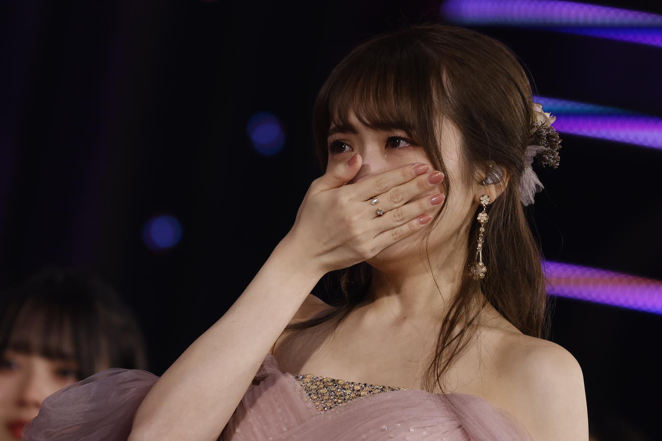 卒業コンサートで涙する秋元真夏