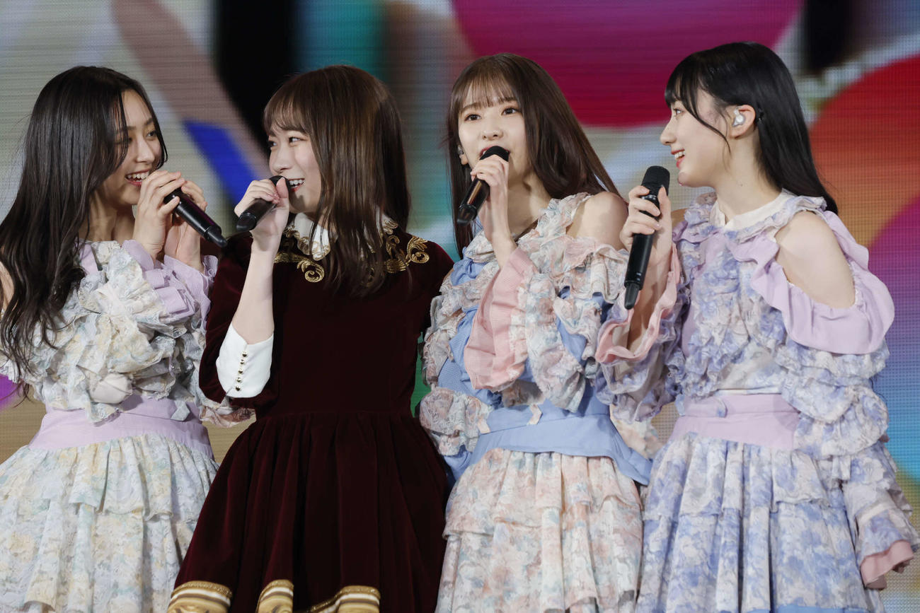 5期生と並んで歌唱する秋元真夏（左から2人目）。左から井上和、1人おいて菅原咲月、川■（■は崎の大が立の下の横棒なし）桜