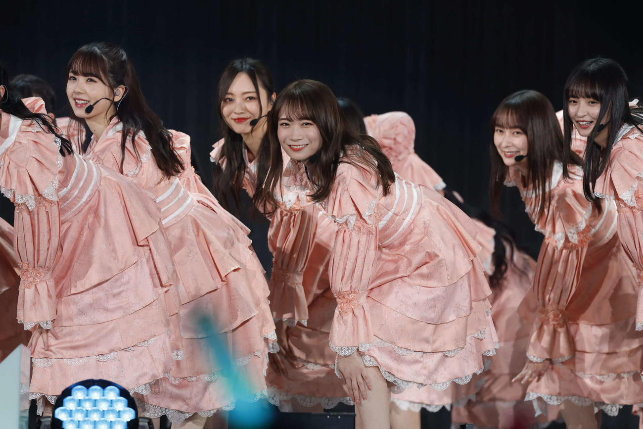 メンバーとのパフォーマンスで笑顔を見せる秋元真夏（中央）