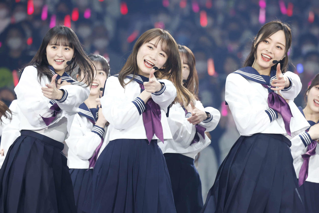 「秋元真夏卒業コンサート」でパフォーマンスする秋元真夏。左は遠藤さくら、右は梅澤美波