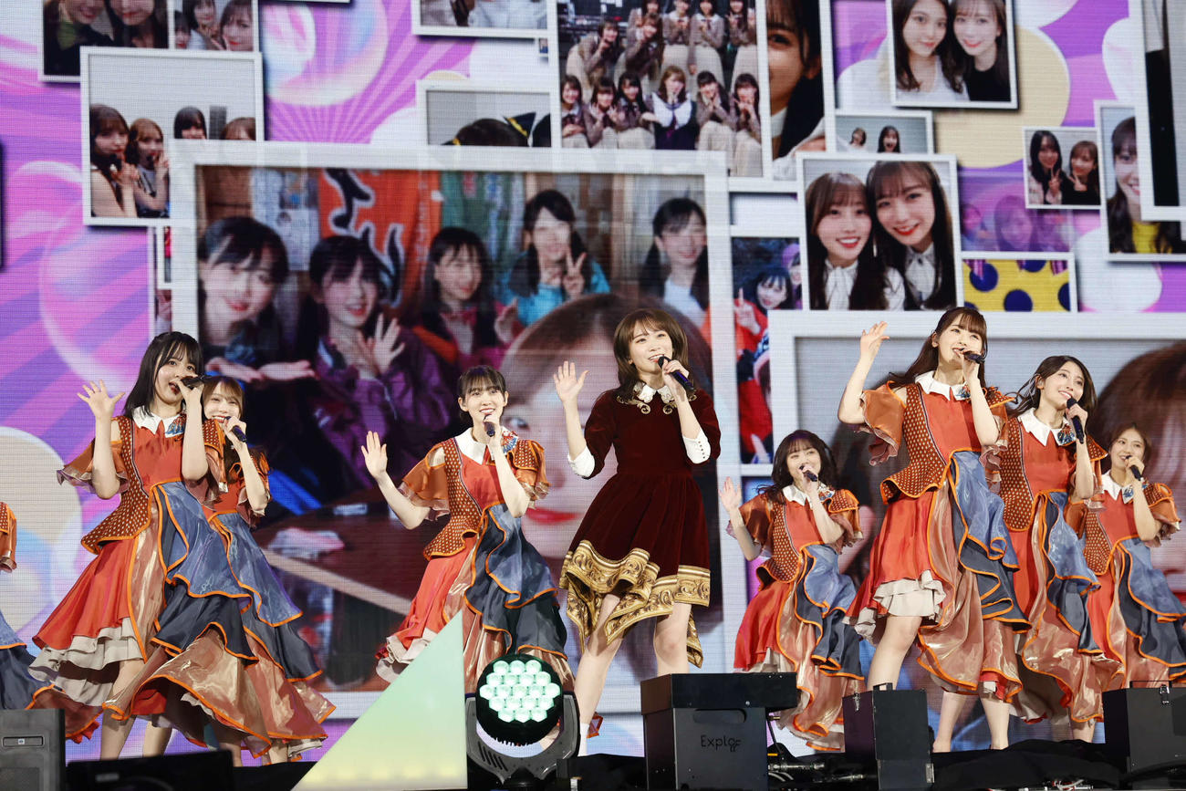 メンバーとパフォーマンスする秋元真夏（中央）