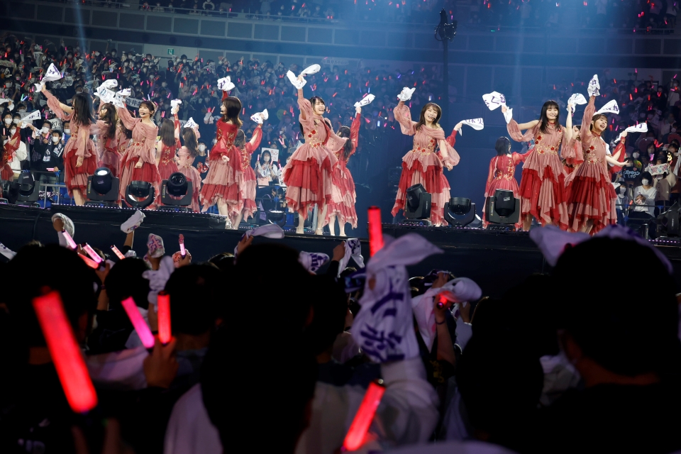 「秋元真夏卒業コンサート」でタオルを振る乃木坂46メンバーたち