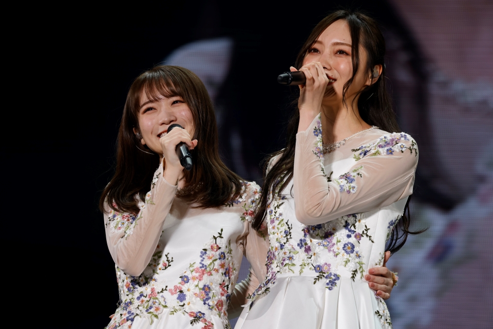 卒業コンサートで新キャプテンの梅澤美波（右）と歌う秋元真夏