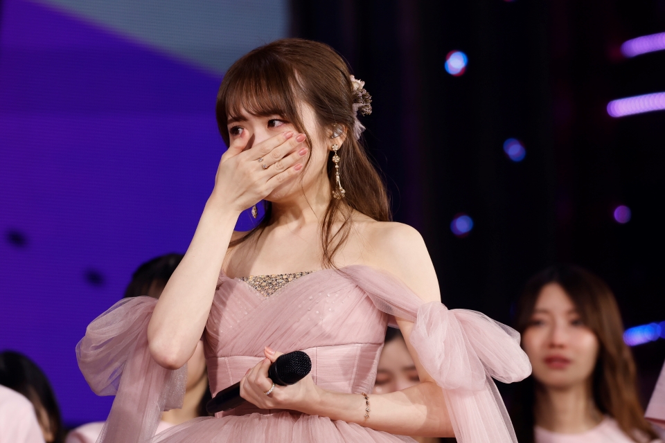卒業コンサートで涙する秋元真夏
