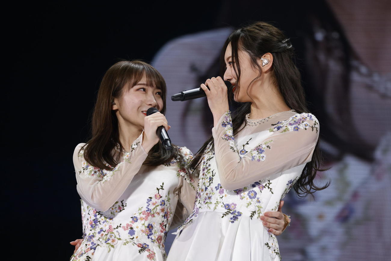 卒業コンサートで梅澤美波（右）と身を寄せ合い歌う秋元真夏