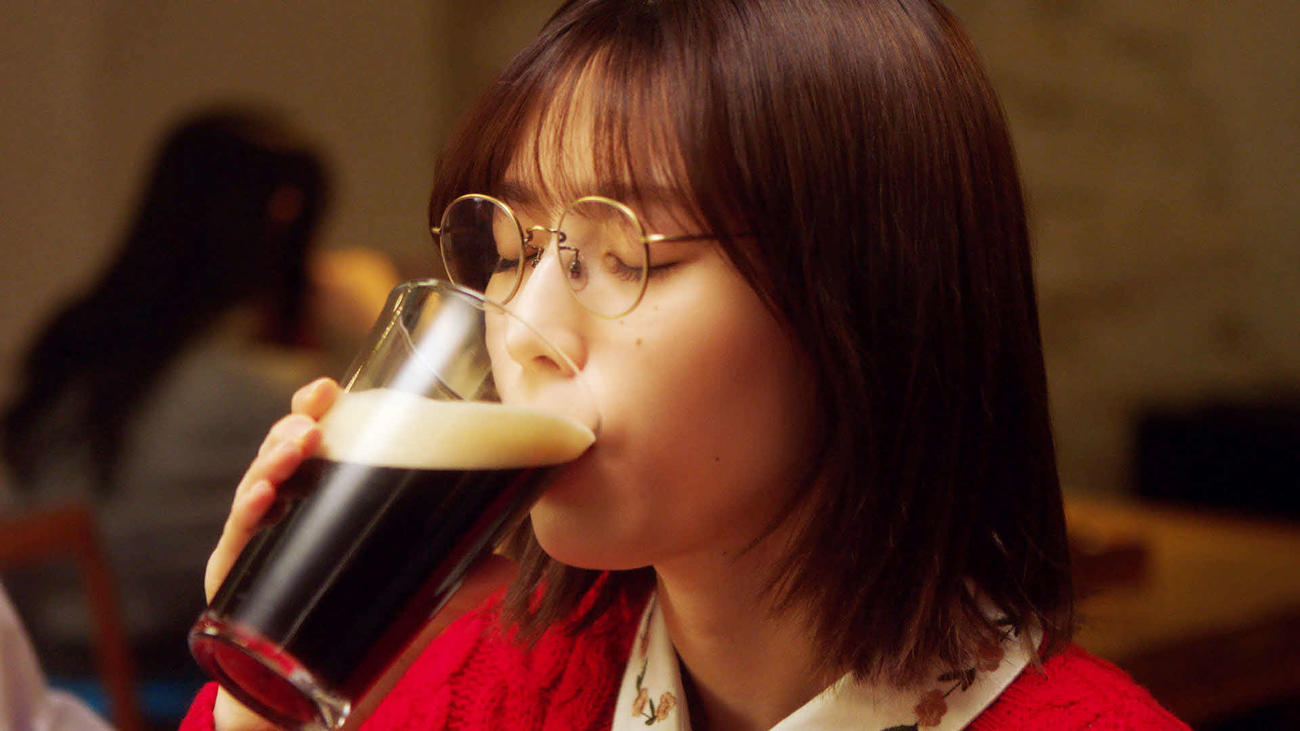 テレビ東京系ドラマ「とりあえずカンパイしませんか？」の合コンシーンでドリンクを飲む白石聖