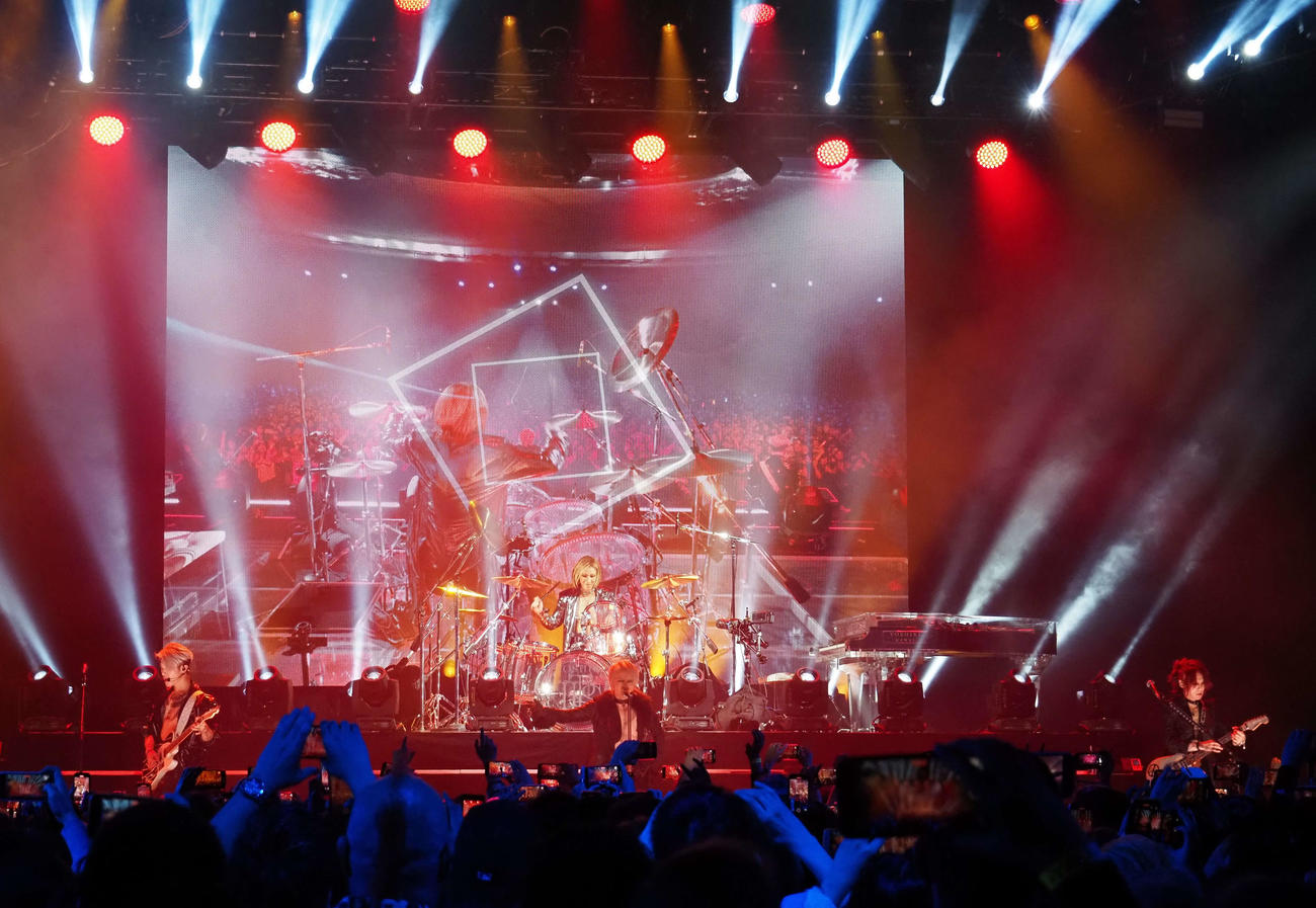 2月10日、米ロサンゼルスでデビューツアー最終公演を行ったTHE LAST ROCKSTARS。左からMIYAVI、YOSHIKI、HYDE、SUGIZO