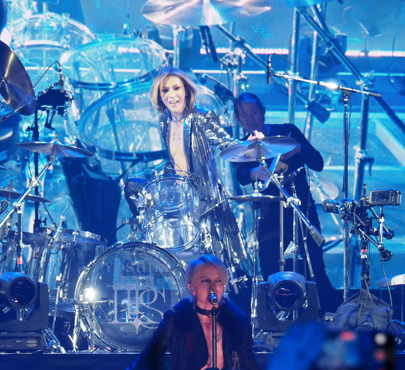 THE LAST ROCKSTARSのYOSHIKI。手前はHYDE（2023年2月撮影）