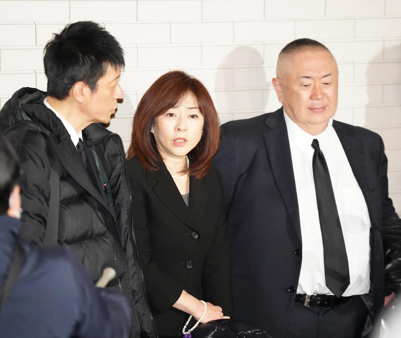 笑福亭笑瓶さんの通夜に参列し、取材に応じる松本明子（中央）ら。右は松村邦洋、左は山田雅人（撮影・江口和貴）
