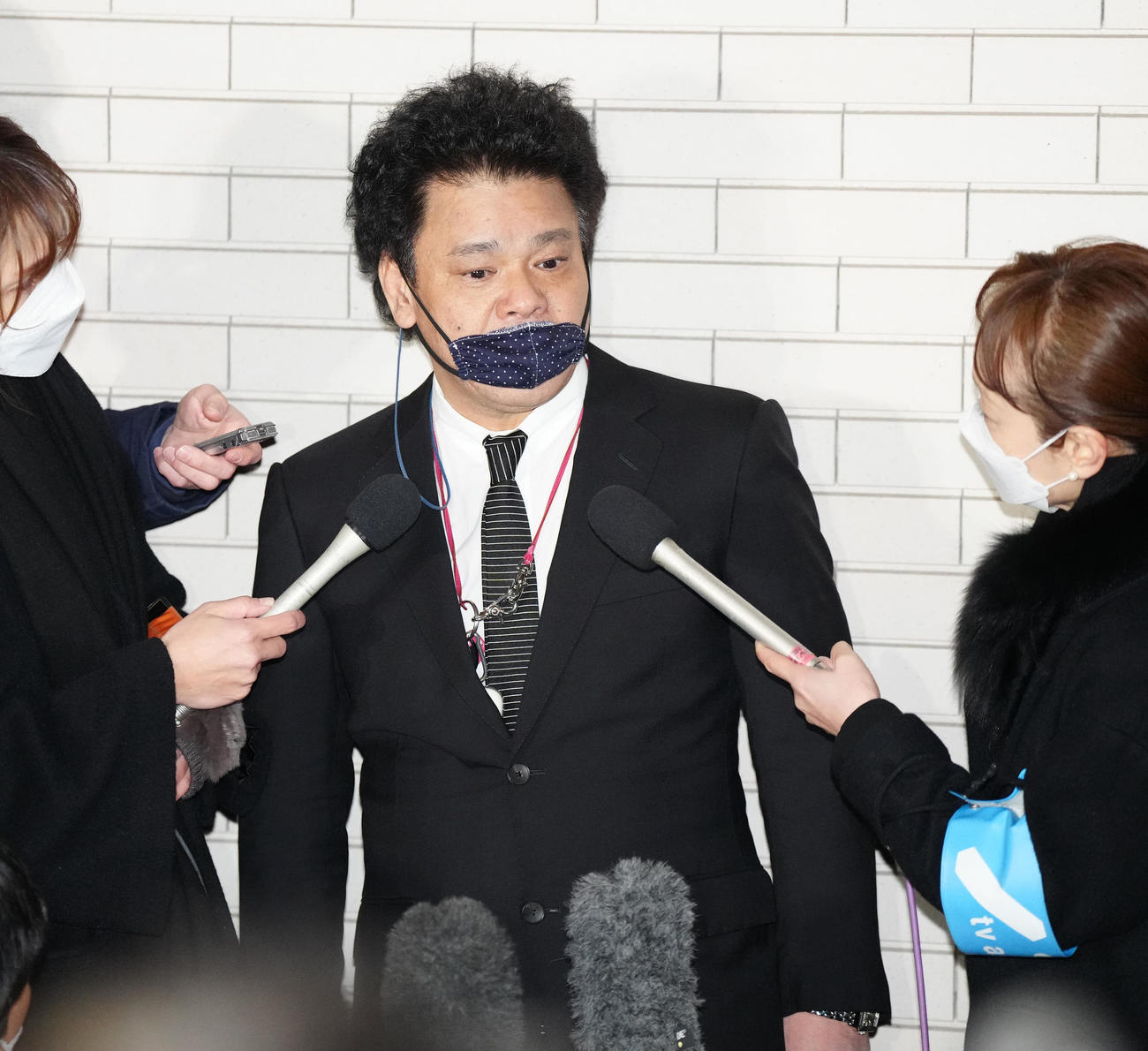 笑福亭笑瓶さんの通夜に参列し、取材に応じるジミー大西（撮影・江口和貴）