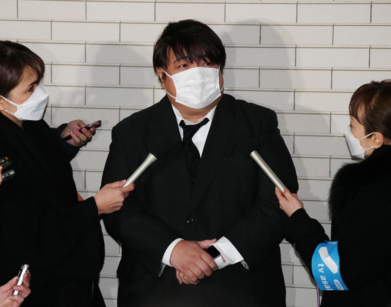笑福亭笑瓶さんの通夜に参列し、取材に応じる彦摩呂（撮影・江口和貴）