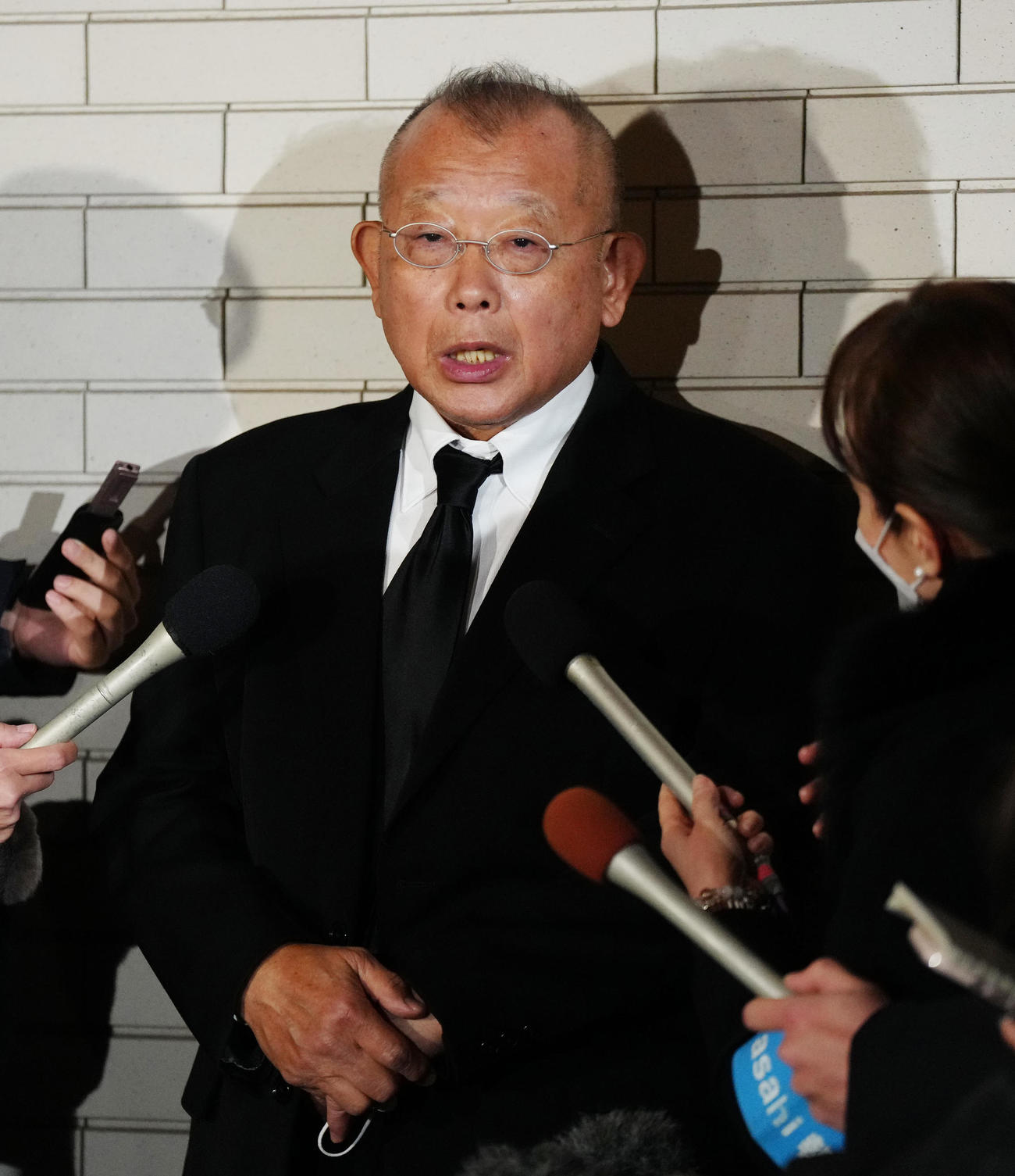 笑福亭笑瓶さんの通夜に参列し、取材に応じる笑福亭鶴瓶（撮影・江口和貴）