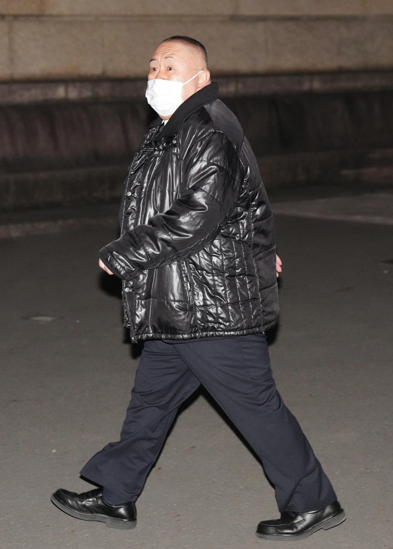 笑福亭笑瓶さんの通夜に参列する松村邦洋（撮影・江口和貴）