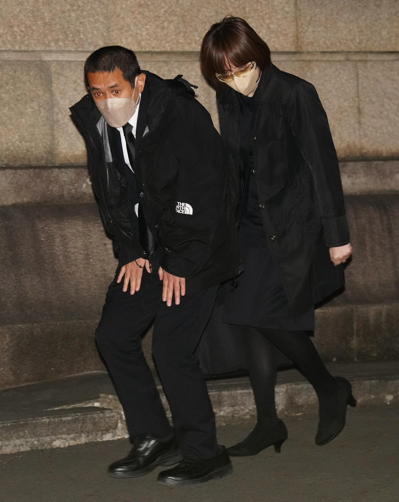 笑福亭笑瓶さんの通夜に参列するデンジャラスのノッチ（左）（撮影・江口和貴）