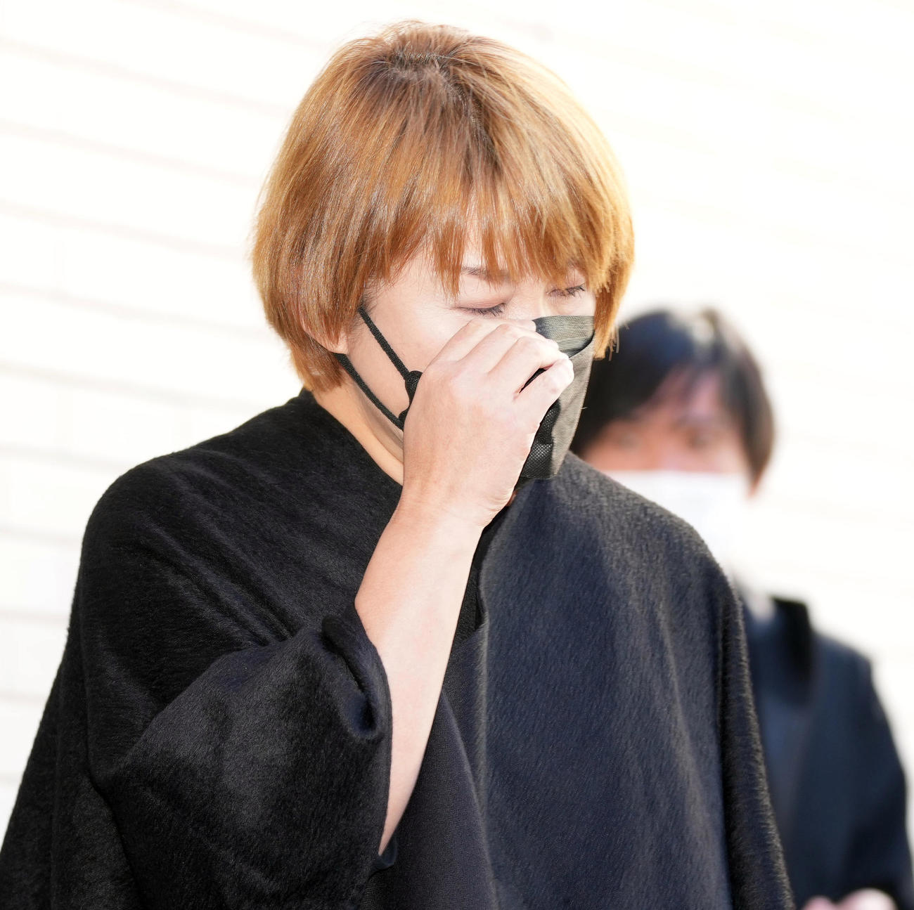 笑福亭笑瓶さんの葬儀で報道陣に対応した後、涙をぬぐう山田邦子（撮影・狩俣裕三）