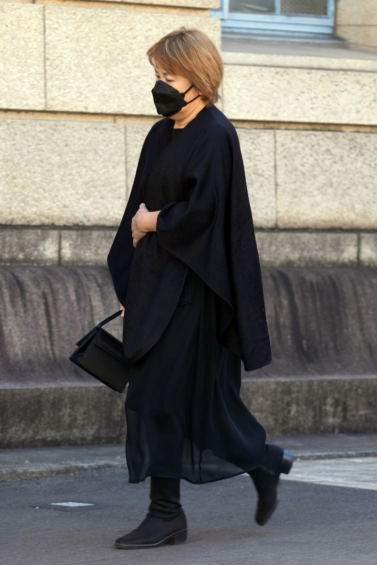 笑福亭笑瓶さんの葬儀に参列する山田邦子（撮影・狩俣裕三）