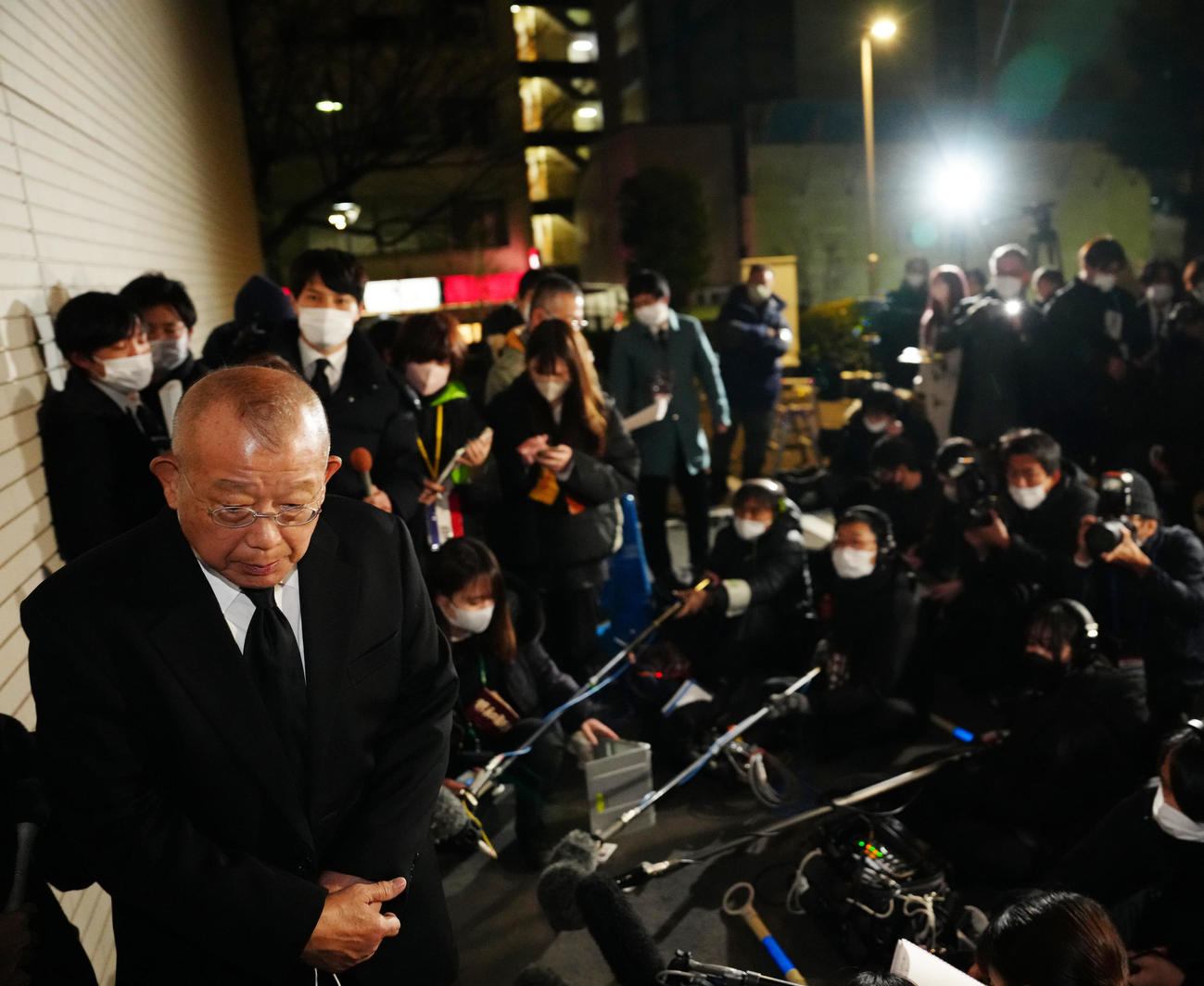 笑福亭笑瓶さんの通夜に参列後、取材に応じ、引き揚げる笑福亭鶴瓶（手前左）（撮影・江口和貴）