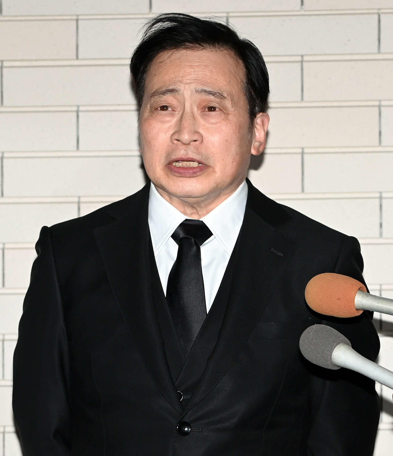 笑福亭笑瓶さんの弔問に訪れ取材に応じるラサール石井（撮影・たえ見朱実）