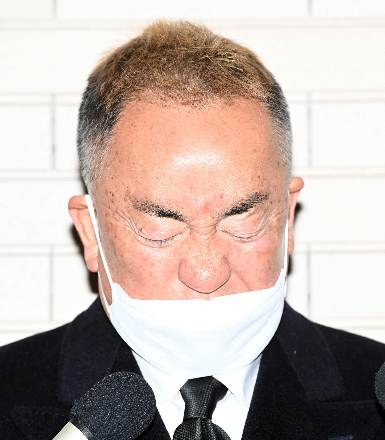 笑福亭笑瓶さんの弔問に訪れ取材に応じるせんだみつお（撮影・たえ見朱実）