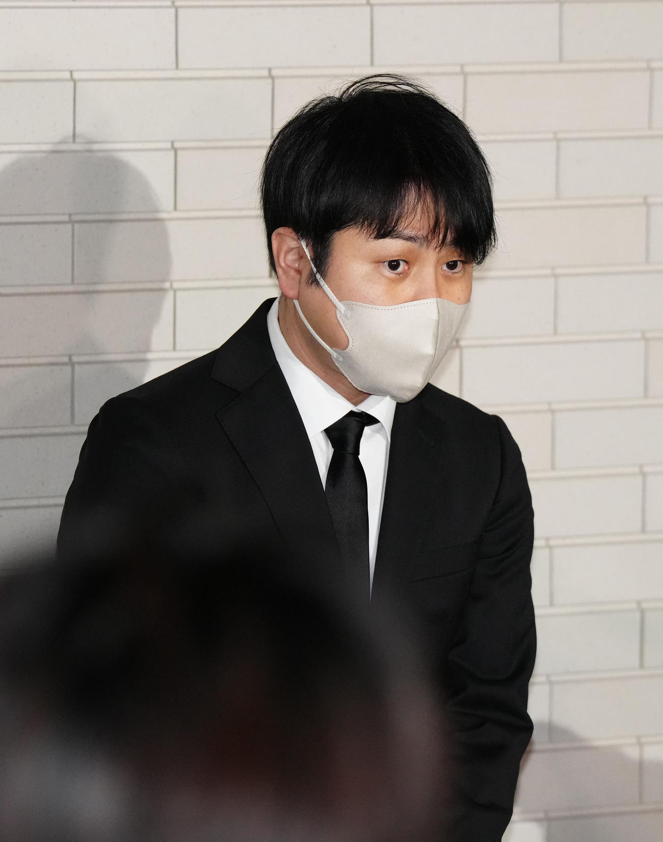 笑福亭笑瓶さんの通夜に参列し、取材に応じるノンスタイルの井上裕介（撮影・江口和貴）