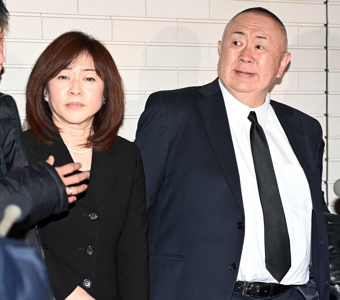 笑福亭笑瓶さんの弔問に訪れた松本明子と松村邦洋（撮影・たえ見朱実）