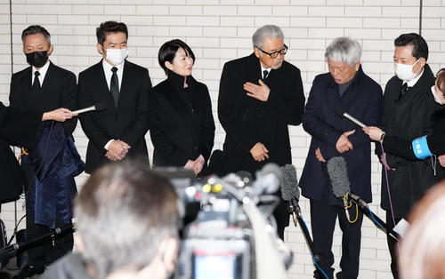 笑福亭笑瓶さんの通夜に参列し、取材に応じる森本毅郎(左から4人目)ら。左から風見しんご、深沢邦之、小島奈津子、1人おいて清水国明、山口良一(撮影・江口和貴)
