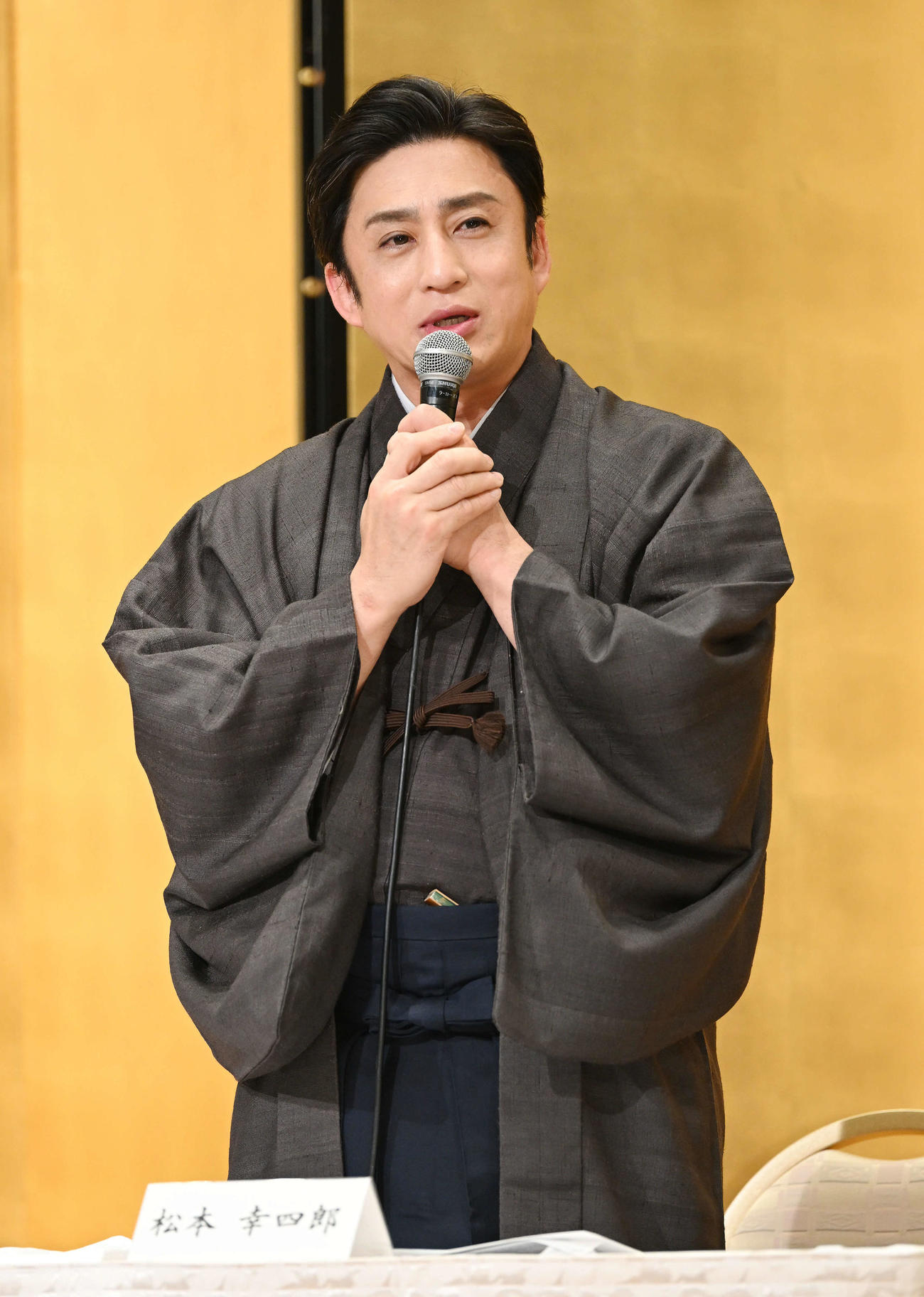 合同取材会であいさつする松本幸四郎（撮影・滝沢徹郎）