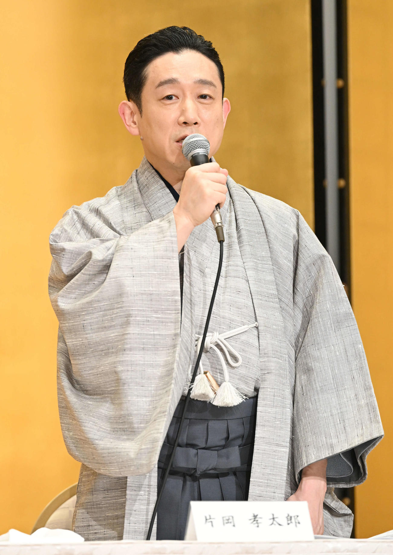 合同取材会であいさつする片岡孝太郎（撮影・滝沢徹郎）