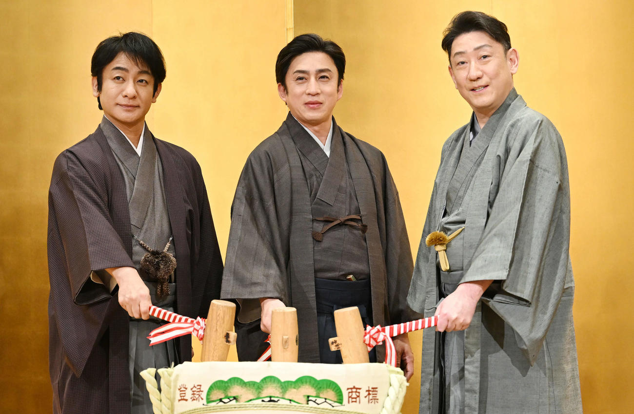 鏡開きに臨む松本幸四郎（中央）と、片岡愛之助（左）、中村芝翫（撮影・滝沢徹郎）