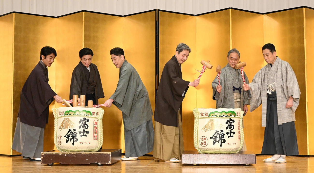 鏡開きに臨む、左から片岡愛之助、松本幸四郎、中村芝翫、中村梅玉、中村又五郎、片岡孝太郎（撮影・滝沢徹郎）