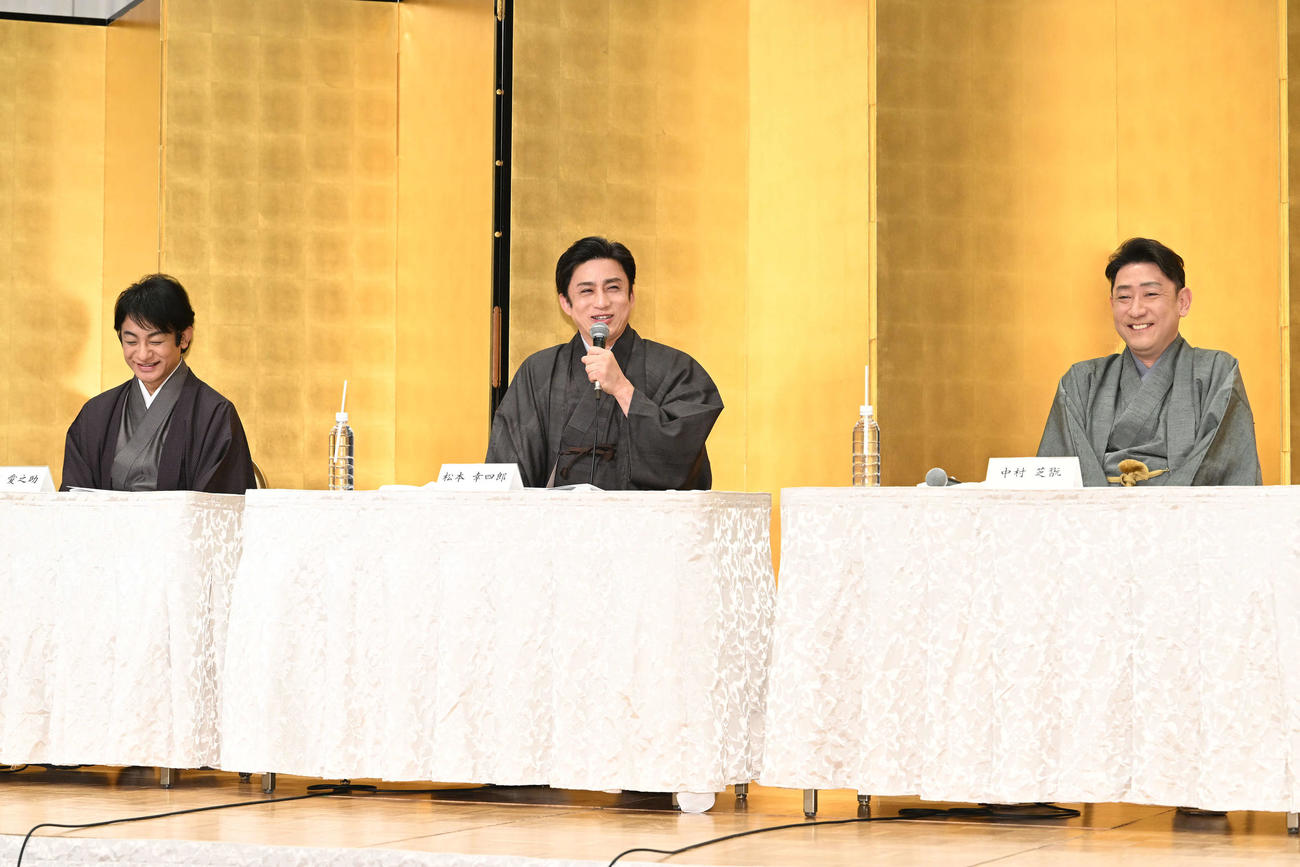 合同取材会で笑顔を見せる松本幸四郎（中央）と、片岡愛之助（左）、中村芝翫（撮影・滝沢徹郎）