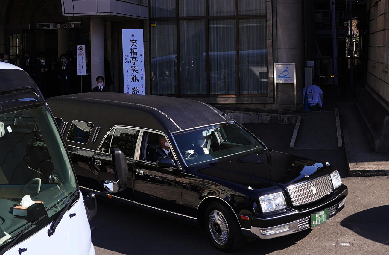 葬儀場を出発する笑福亭笑瓶さんの棺を乗せた霊きゅう車（写真は一部加工）（撮影・狩俣裕三）