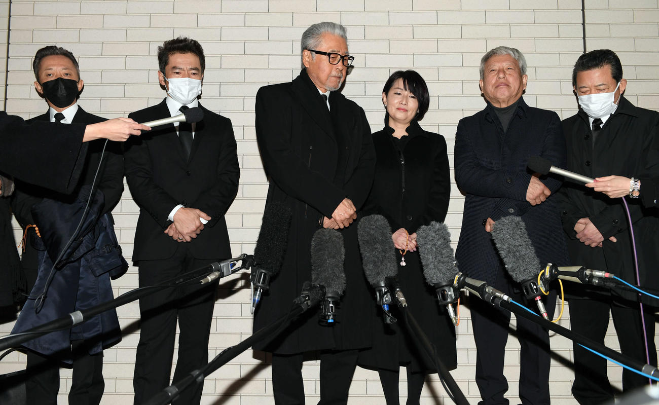 笑福亭笑瓶さんのレギュラー番組「噂の！東京マガジン」のメンバーが弔問に訪れ思い出を語った。左から風見しんご、深沢邦之、森本毅郎、小島奈津子、清水国明、山口良一（撮影・たえ見朱実）