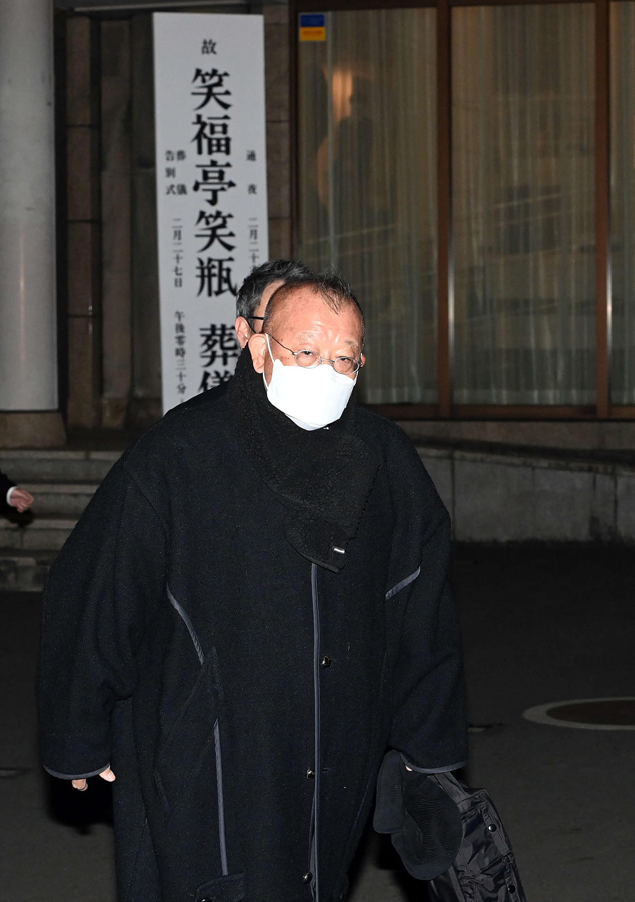 笑福亭笑瓶さんの弔問に訪れた、師匠の笑福亭鶴瓶（撮影・たえ見朱実）