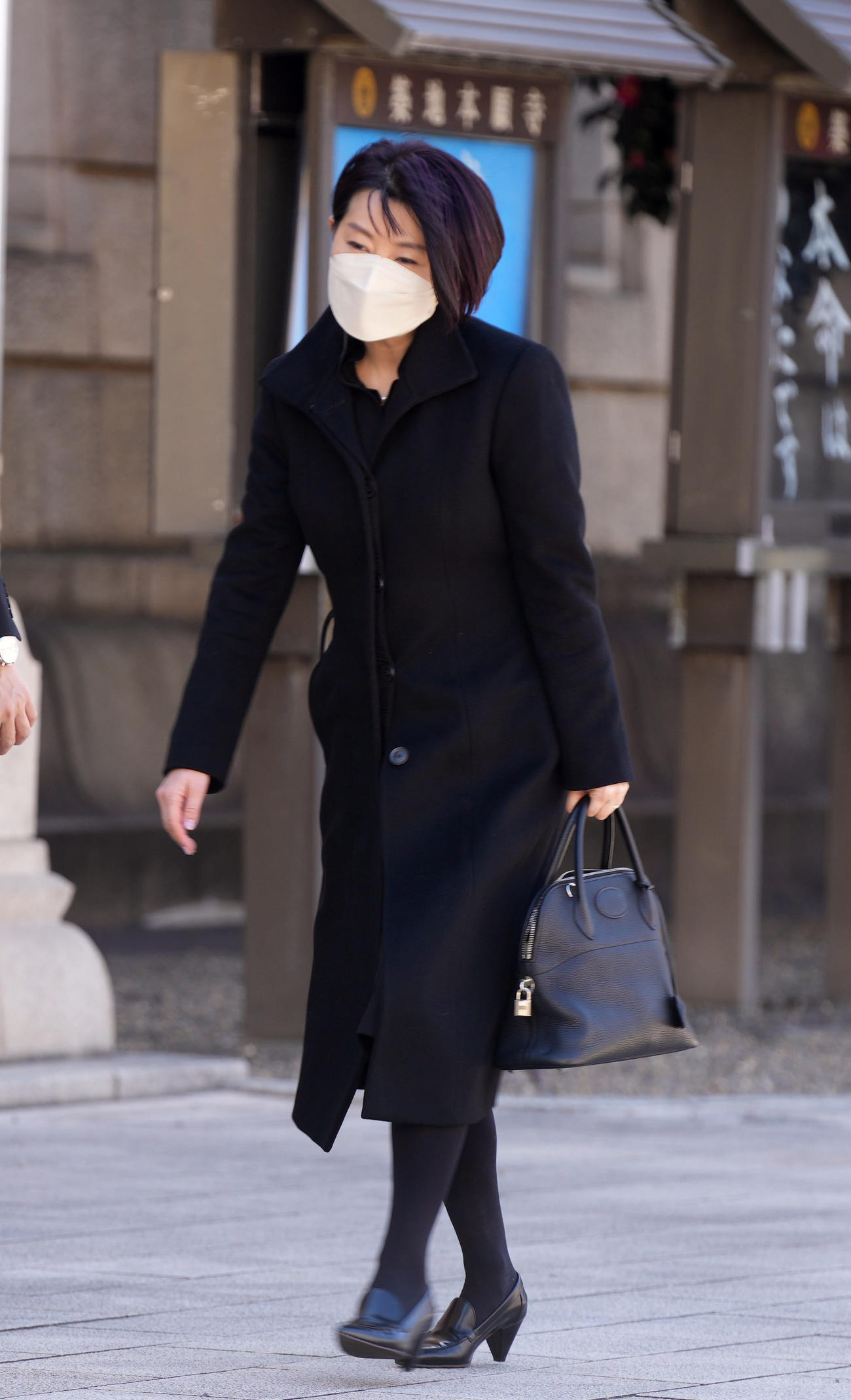 笑福亭笑瓶さんの葬儀に参列する小島奈津子（撮影・狩俣裕三）