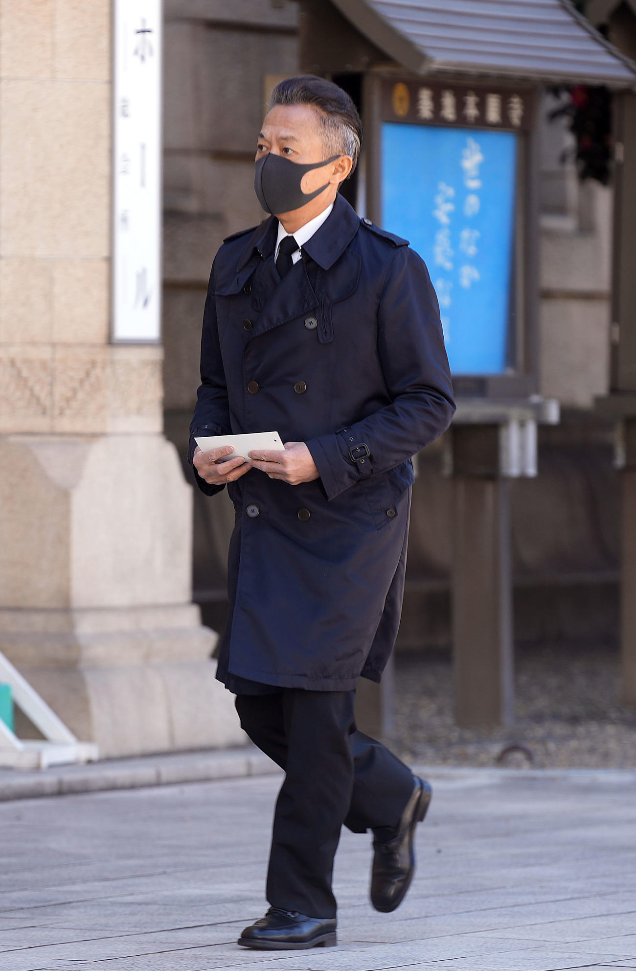 笑福亭笑瓶さんの葬儀に参列する風見しんご（撮影・狩俣裕三）