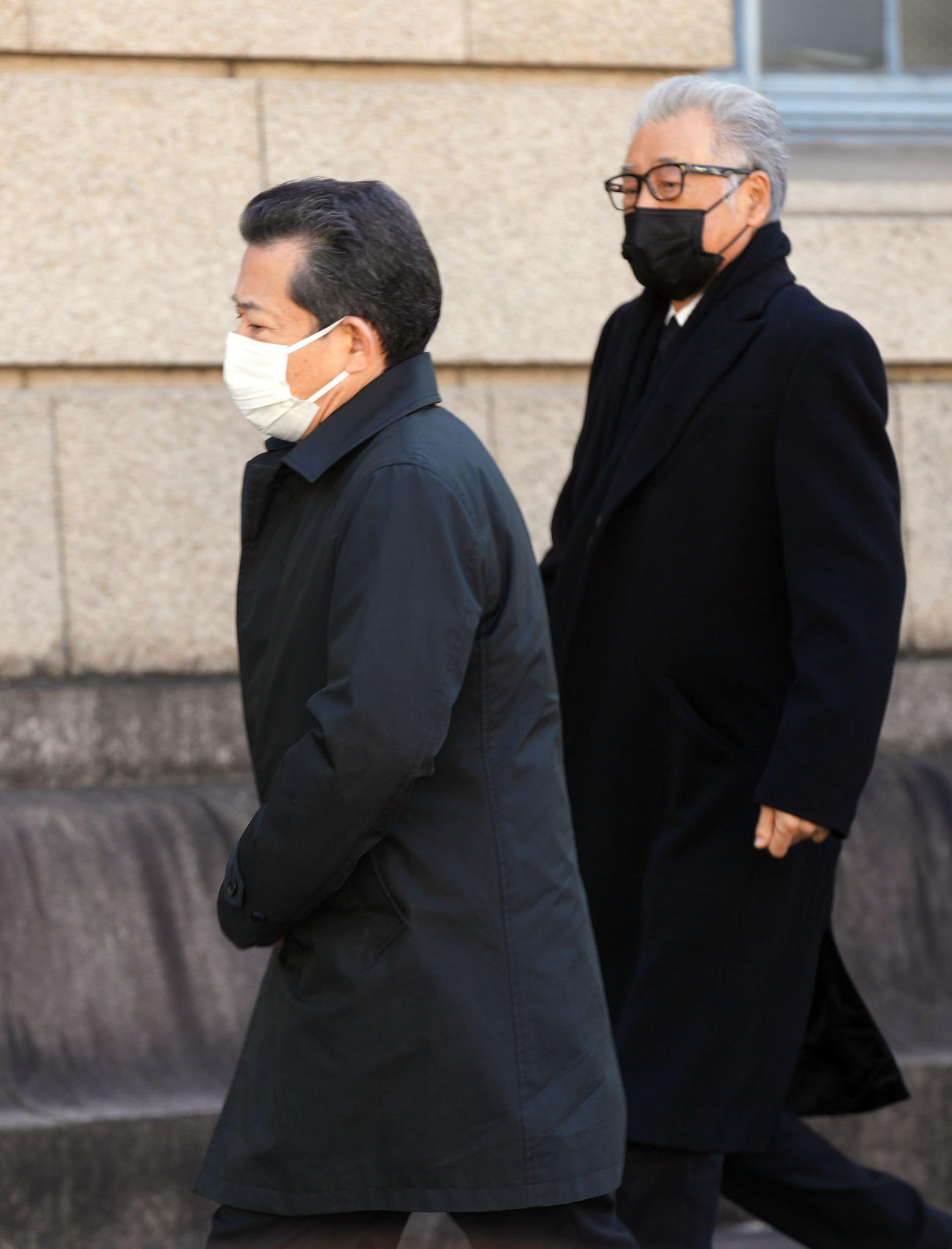 笑福亭笑瓶さんの葬儀に参列する山口良一（左）。後方は森本毅郎（撮影・狩俣裕三）