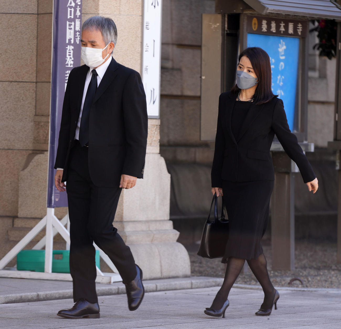 笑福亭笑瓶さんの葬儀に参列するつまみ枝豆（左）と夫人の江口ともみ（撮影・狩俣裕三）