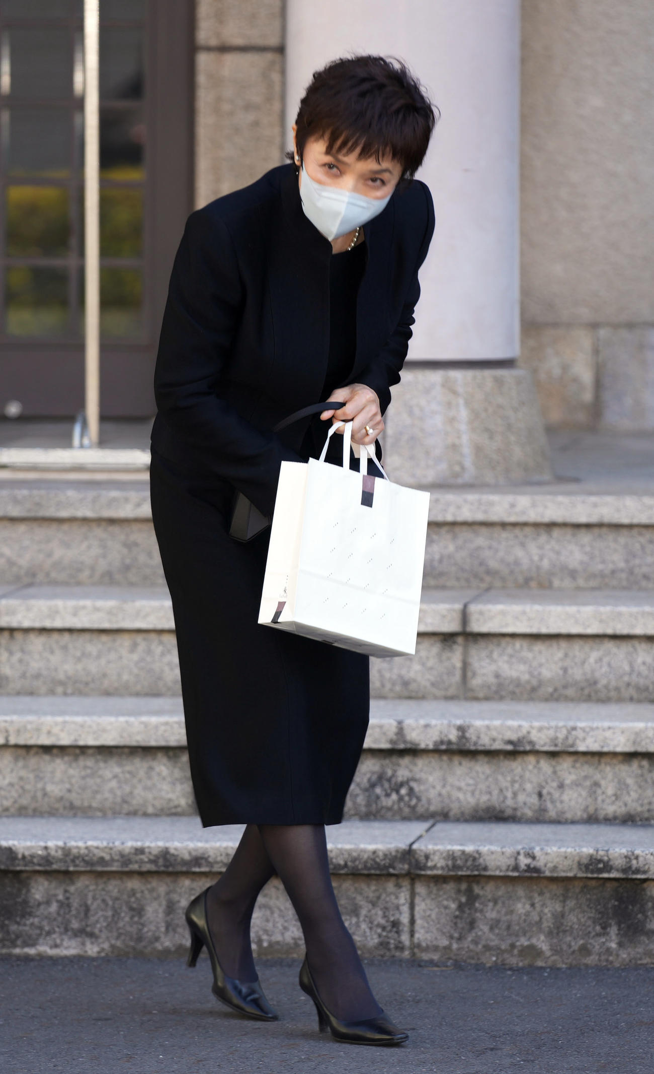 笑福亭笑瓶さんの葬儀を終え、報道陣に一礼し、引き揚げる榊原郁恵（撮影・狩俣裕三）