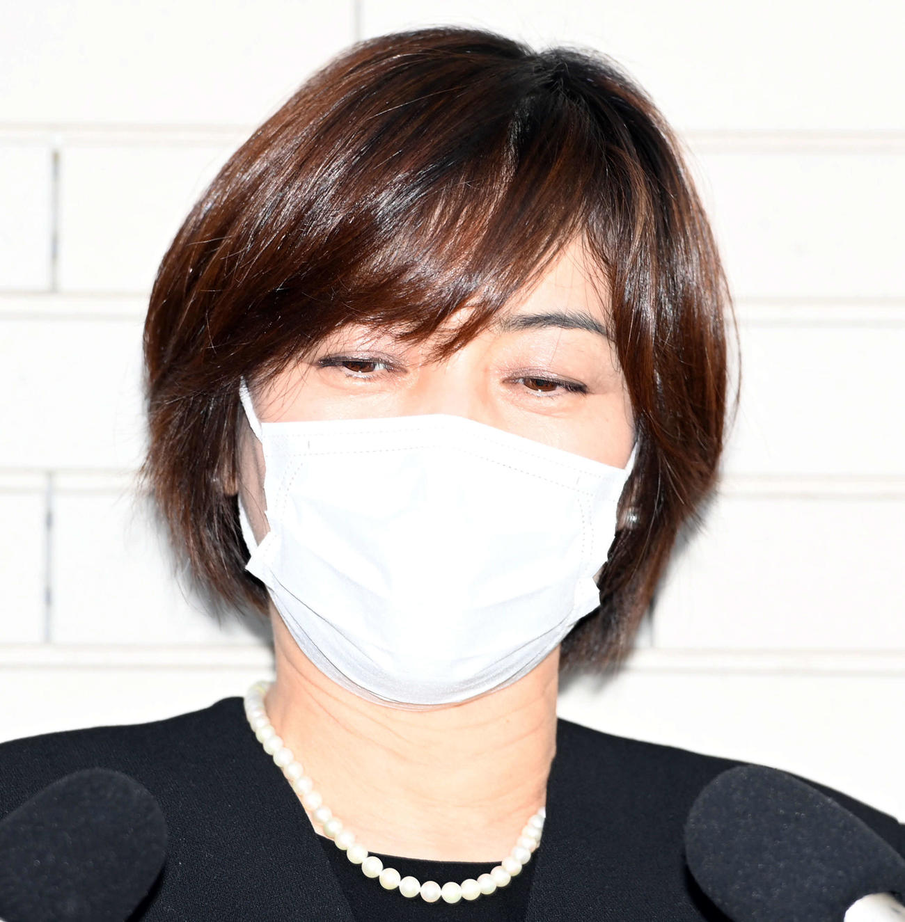 笑福亭笑瓶さんの葬儀に参列し取材に応じる八木亜希子（撮影・たえ見朱実）