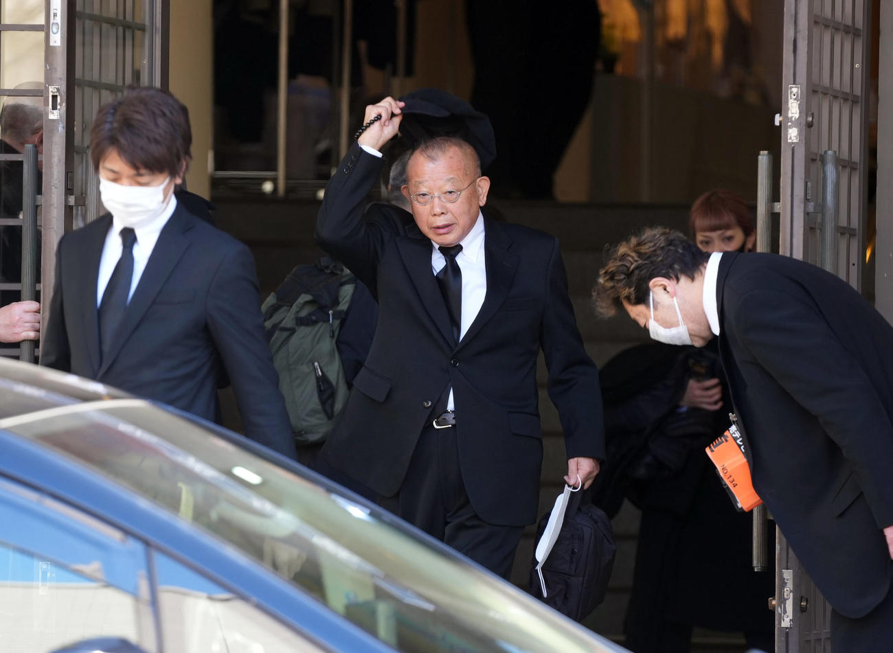 笑福亭笑瓶さんの葬儀に参列し、引き揚げる笑福亭鶴瓶（撮影・狩俣裕三）