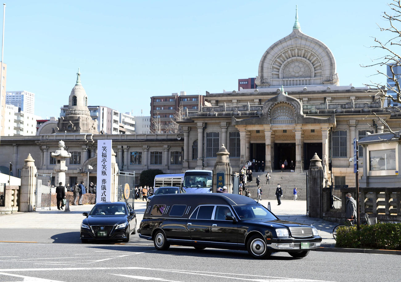 本願寺を後にする笑福亭笑瓶さんの棺を乗せた霊きゅう車（写真は一部加工）（撮影・たえ見朱実）