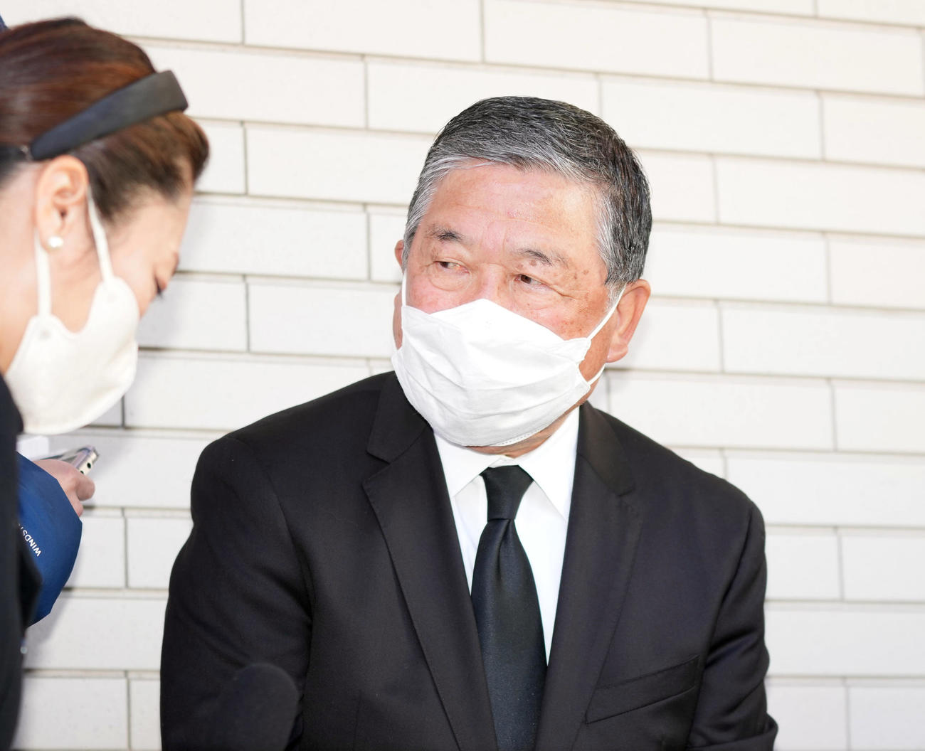 笑福亭笑瓶さんの葬儀で報道陣に対応する徳光和夫（撮影・狩俣裕三）
