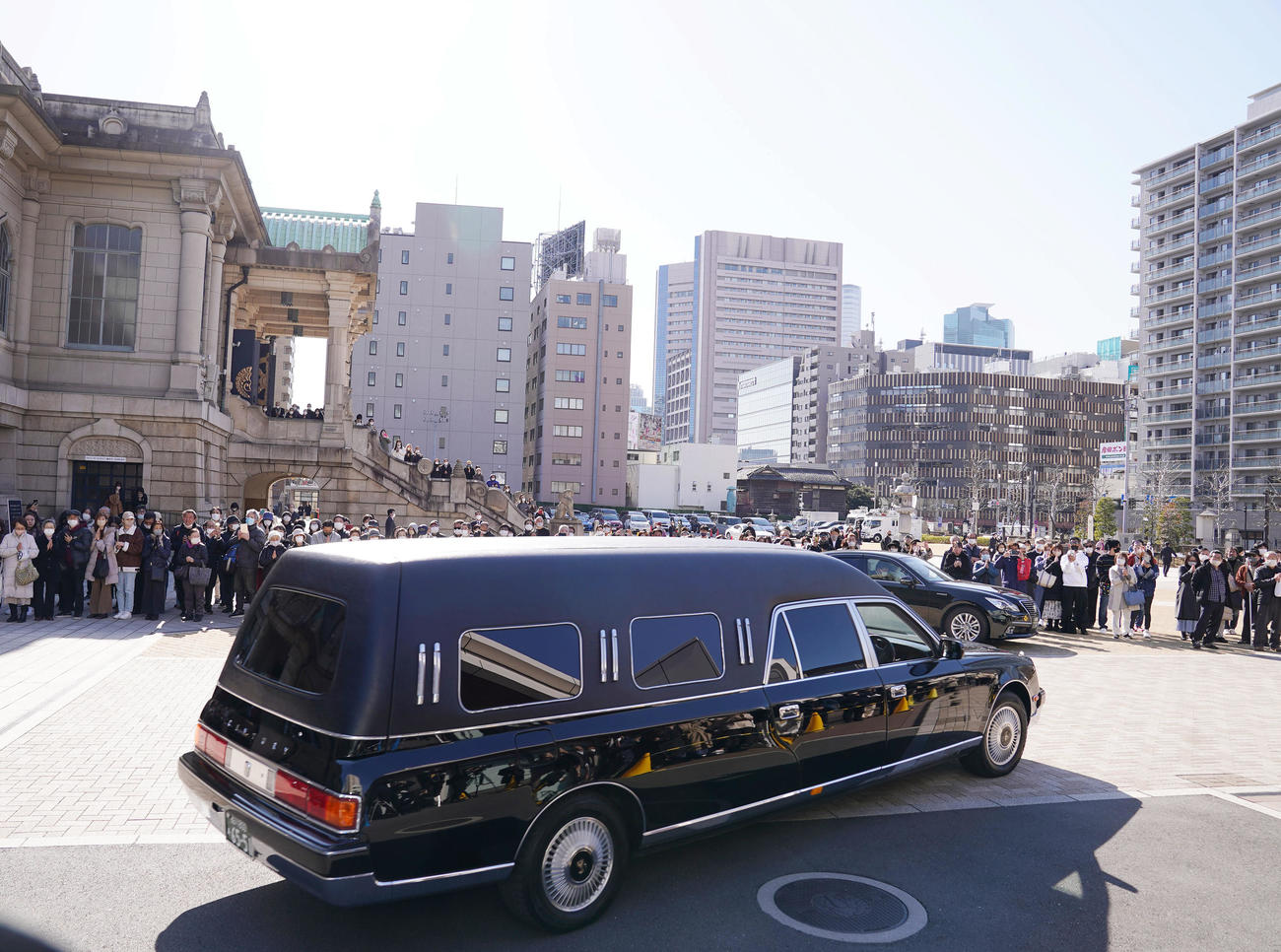 多くの人々に見送られる笑福亭笑瓶さんの棺を乗せた霊きゅう車（撮影・狩俣裕三）