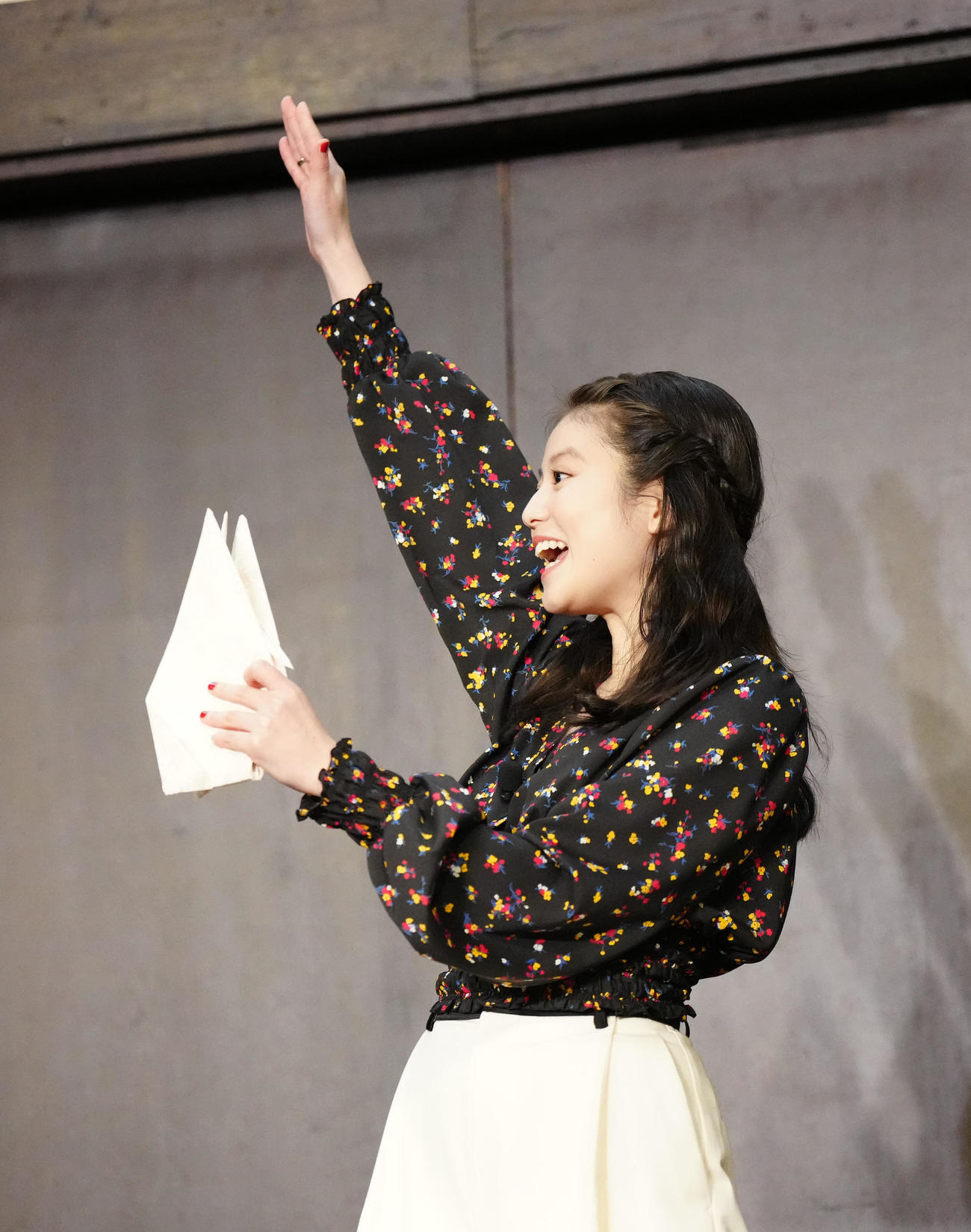 映画「わたしの幸せな結婚」の公開直前イベントで折った折り鶴を披露する今田美桜（撮影・江口和貴）
