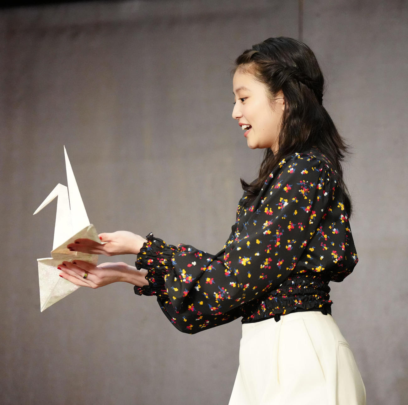 映画「わたしの幸せな結婚」の公開直前イベントで折った折り鶴を披露する今田美桜（撮影・江口和貴）