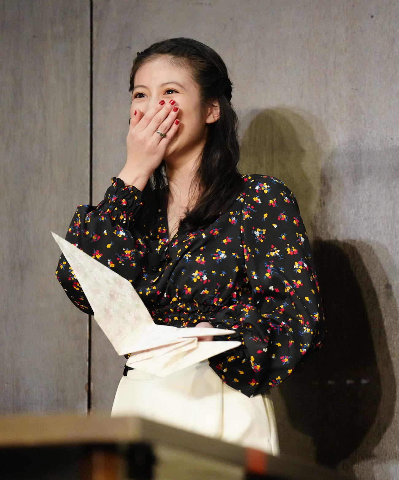 映画「わたしの幸せな結婚」の公開直前イベントで折り鶴を折るも失敗した今田美桜（撮影・江口和貴）