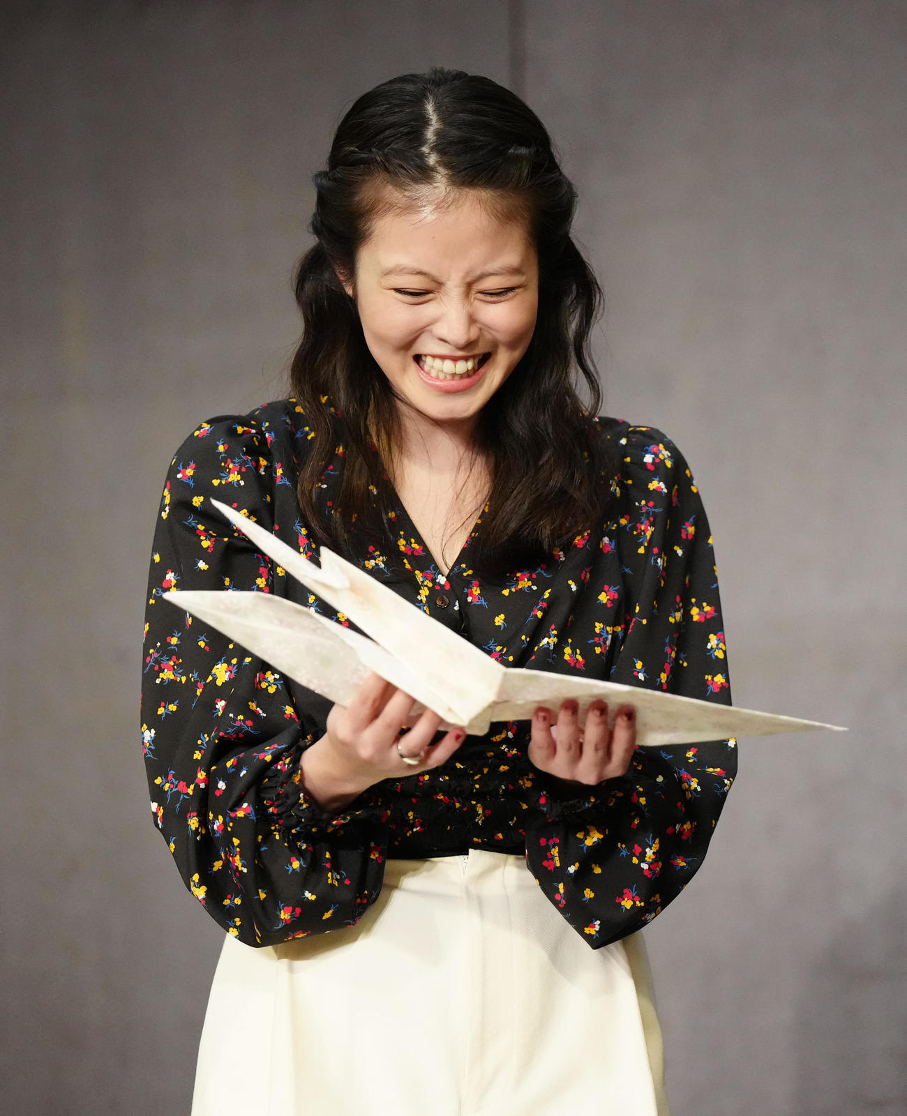 映画「わたしの幸せな結婚」の公開直前イベントで折り鶴を折るも失敗した今田美桜（撮影・江口和貴）